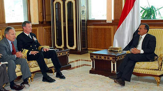 Attēlā tiekas Jemenas prezidents ar JSOC ģenerāli Bilu Makreivenu.  