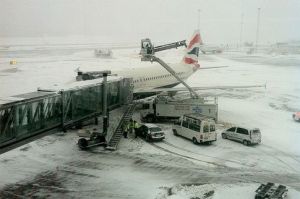 Atsniegošanas auto ietriecies lidmašīnās motorā Arlandas lidostā. Foto SVD