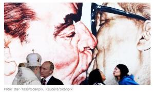 Brežņevs skūpstas ar Honekeru Putins skūpsta patriarhu Kirilu